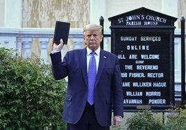 Trump sujeta una Biblia en una imagen de archivo.