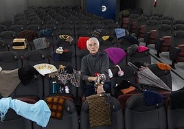 Paco Heras, en una sala de los cines Broadway rodeado de paraguas, gorros, cuellos de lana, orejeras y otros objetos perdidos.