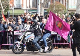 Carnero recorre en moto el recinto donde se celebró la exhibición de acrobacias.