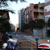 El riesgo de derrumbe de un edificio obliga a cortar la calle Puente Mayor