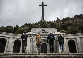 Cuatro turistas se dirigen a la entrada de la basílica del Valle de los Caídos.