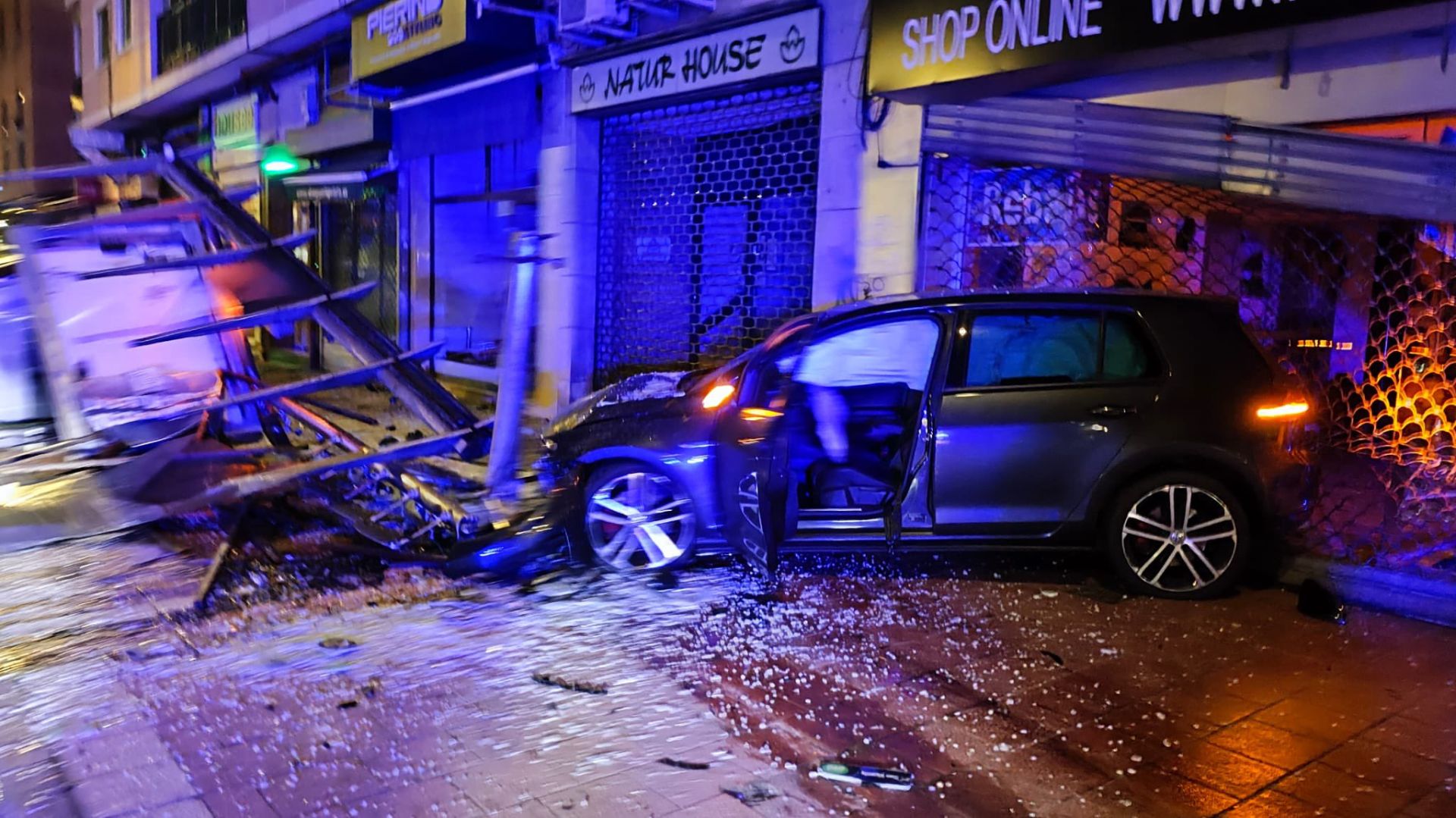 El vehículo, poco después de sufrir el accidente contra la marquesina y acabar empotrado en el escaparate de un comercio anexo.