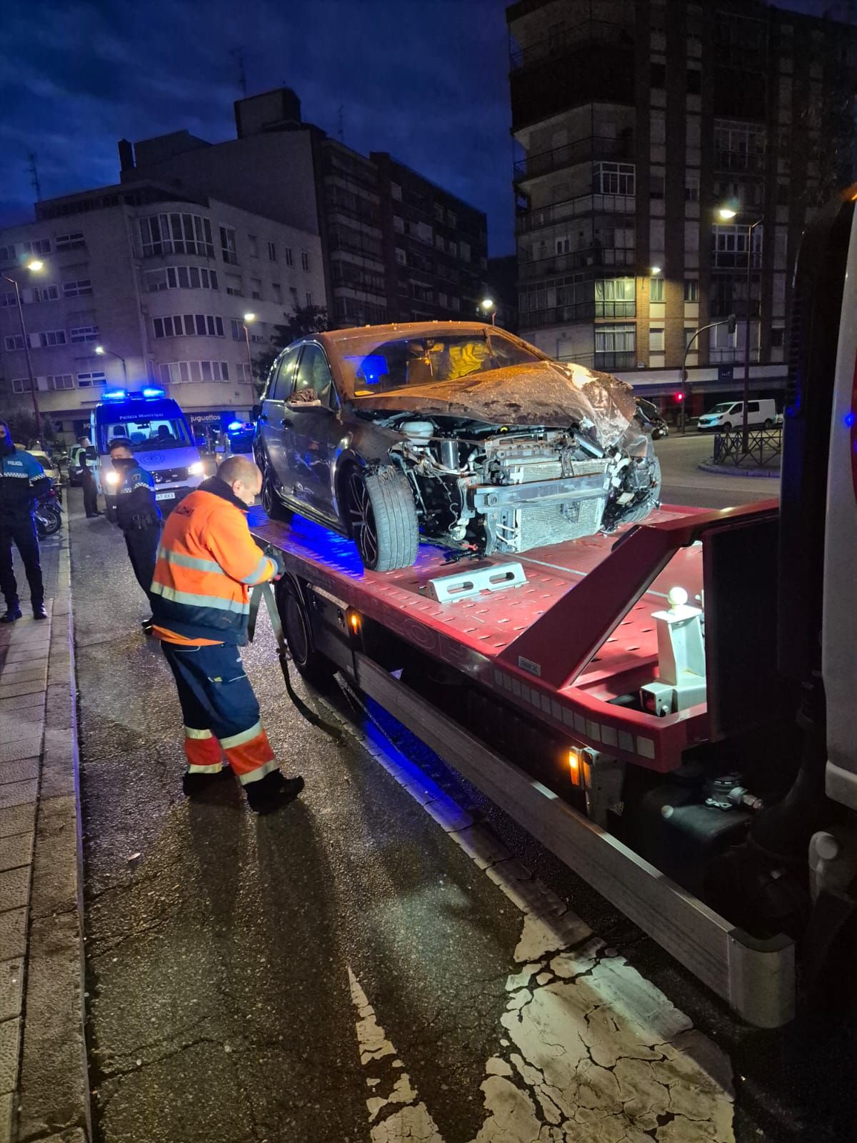 El vehículo siniestrado, subido en la grúa.