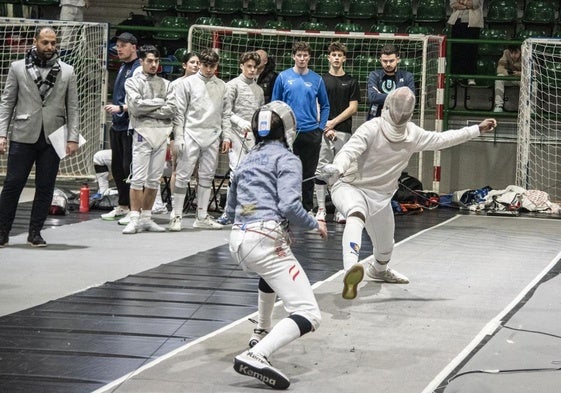 Tiradores de esgrima en la competición por equipos en el pabellón Pedro Delgado.