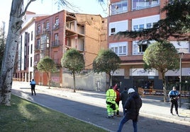 Técnicos municipales y de las empresas que participarán en la demolición junto al edificio.