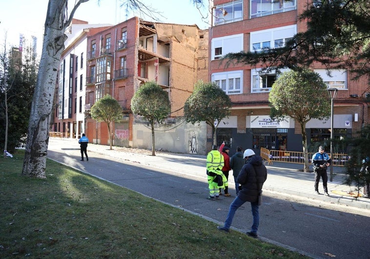 Técnicos municipales y de las empresas que participarán en la demolición junto al edificio.