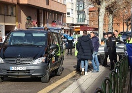 Los servicios forenses trasladan el cadáver, el sábado en el barrio de San Juanillo de Palencia.