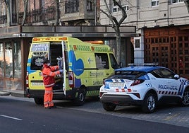 La Policía Local de Palencia y una ambulancia, en una imagen de archivo en Manuel Rivera.