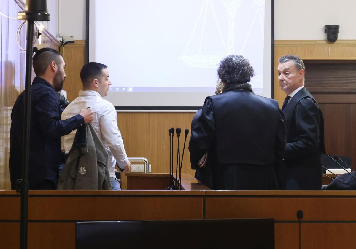 Acusados y abogados se levantan tras decretarse la suspensión del juicio en la Audiencia este lunes.