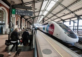 Un tren de Ouigo en la estación de Valladolid Campo Grande.