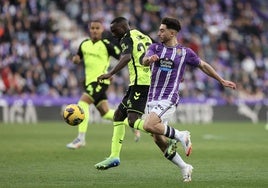 Raúl Moro avanza ante Sabaly durante el último Real Valladolid-Betis