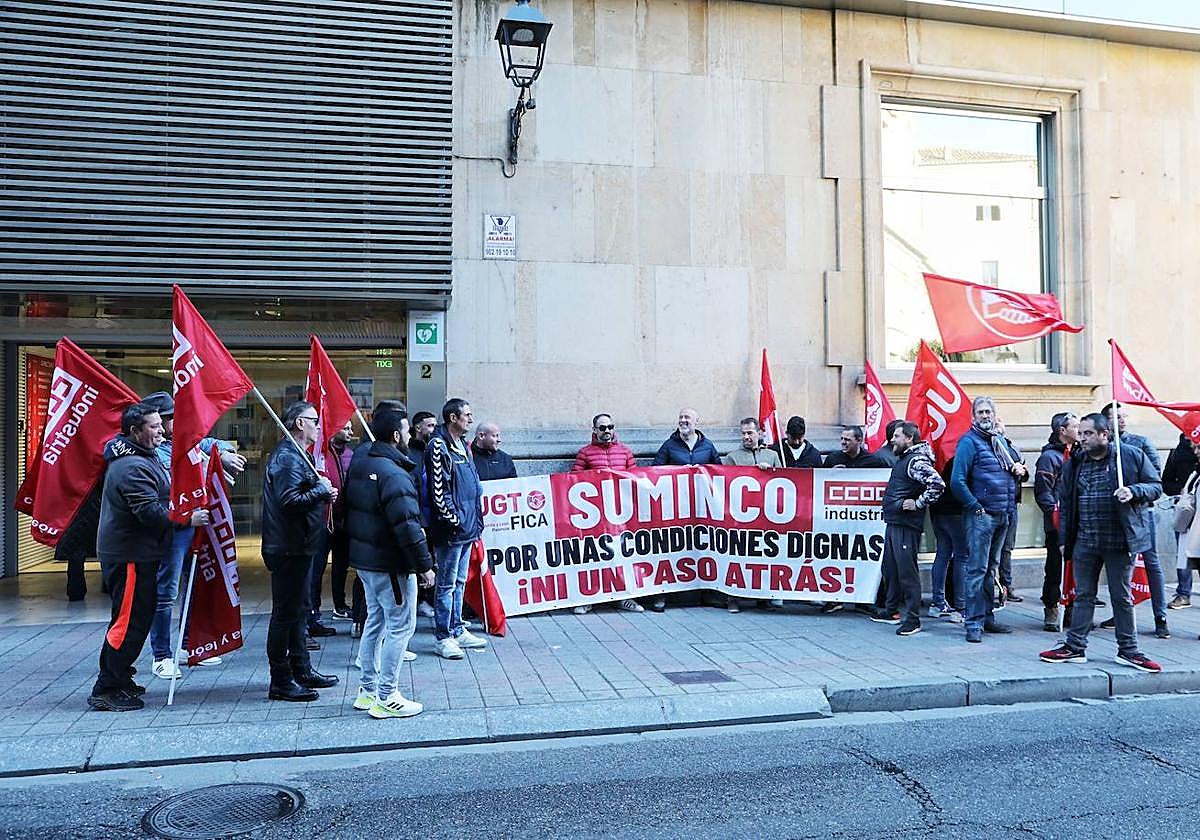 Protesta de los trabajadores de Suminco a la puerta de los juzgados.