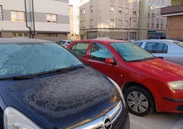 Lunas congeladas de vehículos aparcados este martes en Cuéllar.