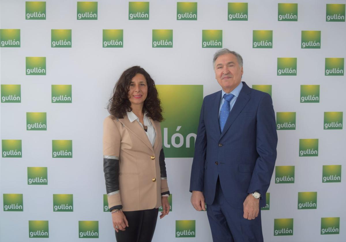 La presidenta, Lourdes Gullón, con el director general, Juan Miguel Martínez Gabaldón.