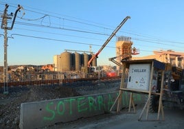 Pintada en favor del soterramiento y obras en la zona este martes.