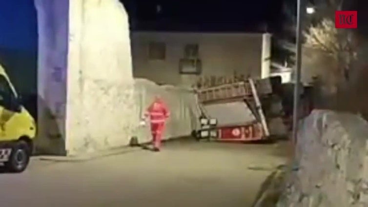 Vuelca un camión de bomberos en Fompedraza al acudir a sofocar un incendio en Peñafiel