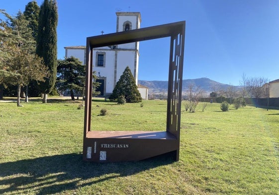 Banco con la forma del marco de un cuadro.