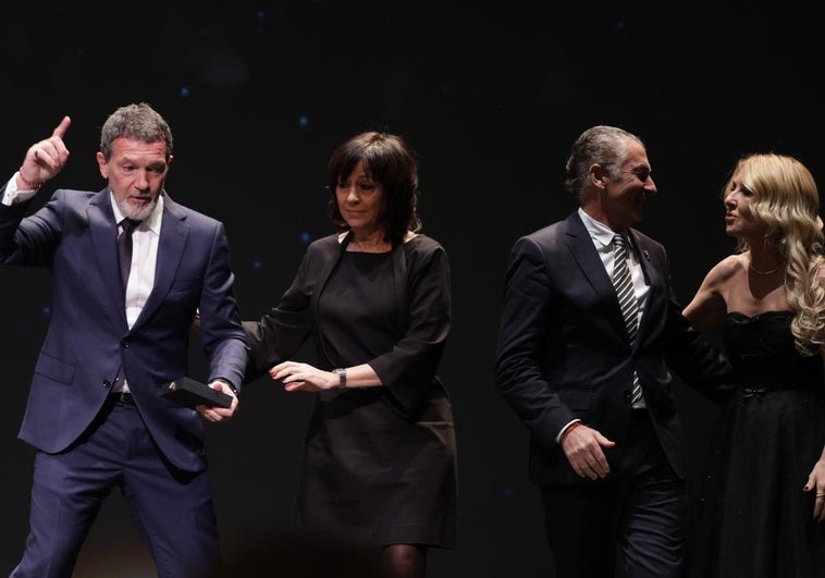 Antonio Banderas, tras recibir el premio junto a dos miembros de su equipo, y Cayetana Guillén Cuervo