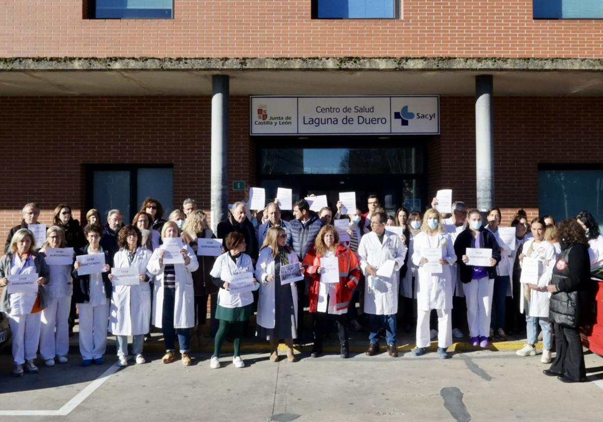 Protesta de los sanitarios del centro de salud de Laguna de Duero.