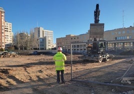 Los operarios de Inexo preparan la parcela del futuro Mercadona en Huerta del Rey.