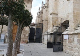 Puerta de acceso a las antiguas casas del Cabildo.