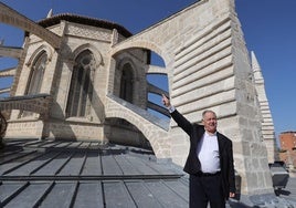 El delegado diocesano de Patrimonio, José Luis Calvo, muestra los contrafuertes del ábside sobre el tejado de la Catedral de Palencia.