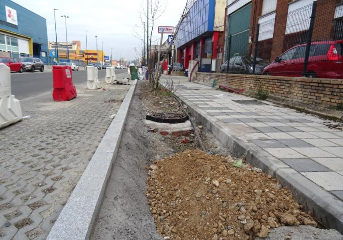 Obras inacabadas de urbanización en la avenida de El Norte de Castilla de Argales.