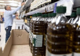 Botellas de aceite en un supermercado de Valladolid.