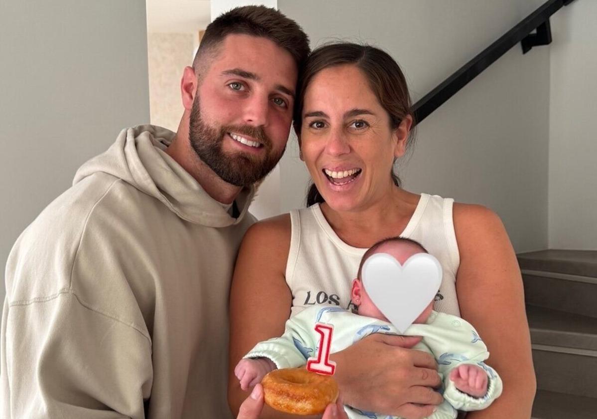 Anabel Pantoja y David Rodríguez, con la pequeña Alma cuando cumplió su primer mes.