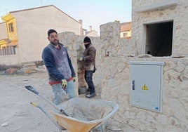 Luis Escribano tiene que trabajar en la obra de una vivienda en Cuéllar a temperaturas bajo cero.