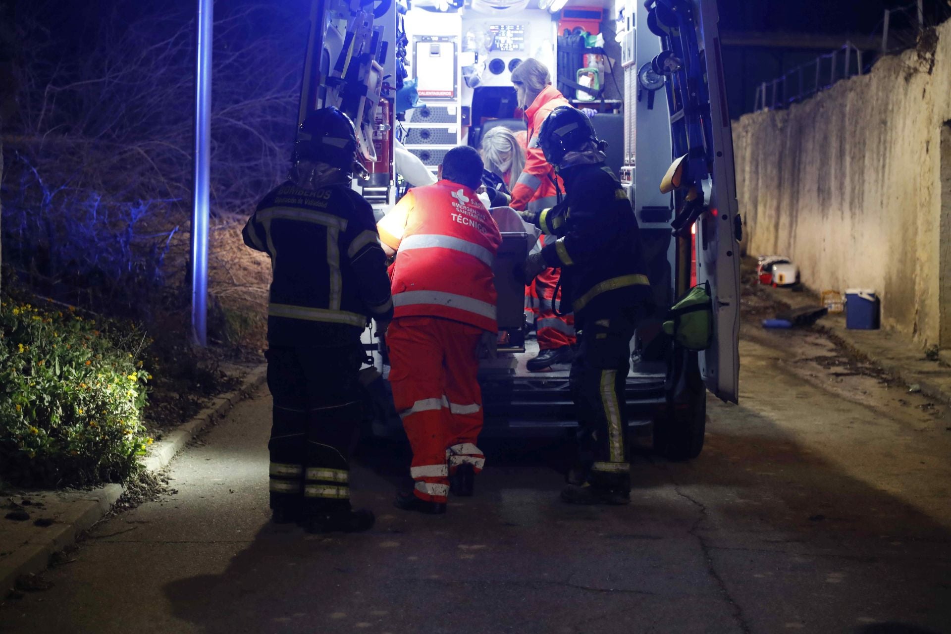 Los sanitarios atienden al bombero herido de más gravedad.