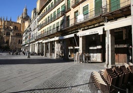 La Plaza Mayor de Segovia, con la mayoría de sus bares y restaurantes cerrados este miércoles al mediodía.