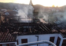 Estado en el que quedó el tejado tras el incendio en Santibáñez de la Peña.