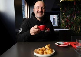 El escultor Juan Villa toma un café en su restaurante favorito: Niza.