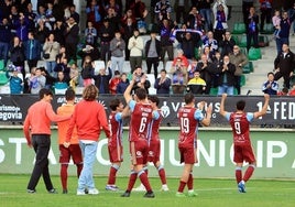 Jugadores de la Segoviana celebran con la afición de La Albuera una de sus victorias esta temporada.