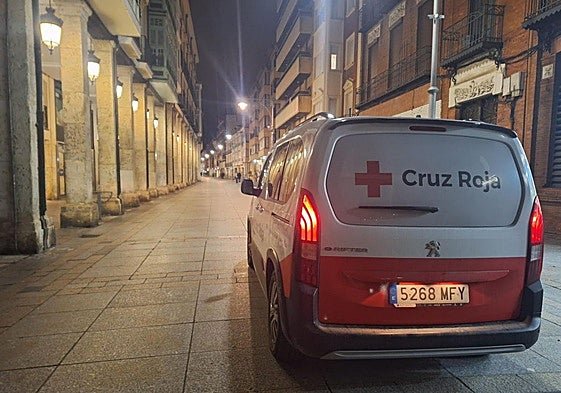 El vehículo de Cruz Roja, por la noche en la Calle Mayor de Palencia.