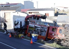 Labores de retirada del camión siniestrado en Fompedraza.