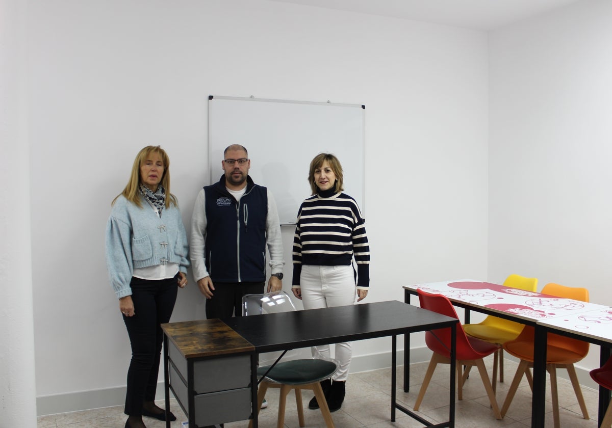 Paloma Domínguez, Romel de Blas y Cristina Aranda en una de las aulas