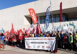 La concentración, organizada por los cinco sindicatos de la Mesa Sectorial, en las Cortes de Castilla y León.