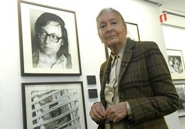 María España Suárez, junto a una fotografía de Francisco Umbral.