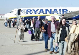 Los pasajeros del primer vuelo internacional desde Londres llegan a Valladolid en 2003, procedentes del aeropuerto londinense de Stansted.