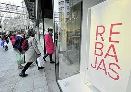 Clientes acceden a una tienda de la calle Santiago durante el periodo de rebajas.