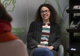 Patricia Velasco, trabajadora social de la AECC, atiende a María, participante en los cursos sobre cáncer y asesoramiento laboral.