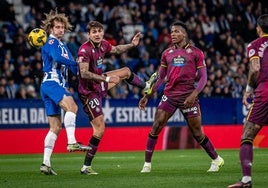 Juric trata de conectar con la pelota ante la marca de Král y en presencia de su compañero Juma