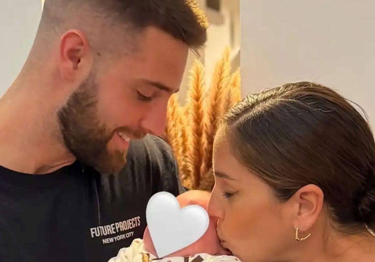 Anabel Pantoja y David Rodríguez, con su hija Alma.