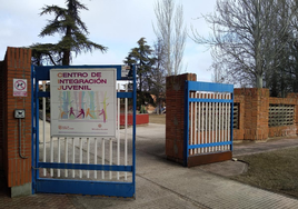 Acceso a las instalaciones del Centro de Integración Juvenil, en la calle Adolfo Miaja de la Muela.