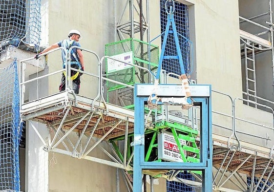 Trabajador en la construcción en un edificio de Valladolid.