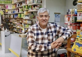 Francisco Javier Velasco, en su tienda Droguería Velasco, de la calle Zapadores.