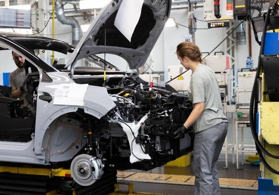 Trabajadora en la cadena de Montaje de Renault.