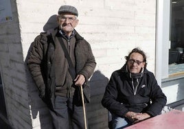 Lope González y Antonio Lázaro, sentados al sol del mediodía en la terraza del bar social de Sardón.